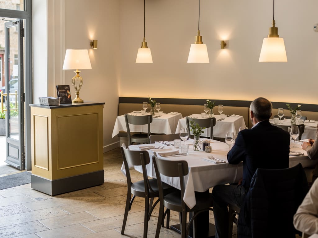 Ingresso e tavoli pronti per gli ospiti in una caffetteria italiana